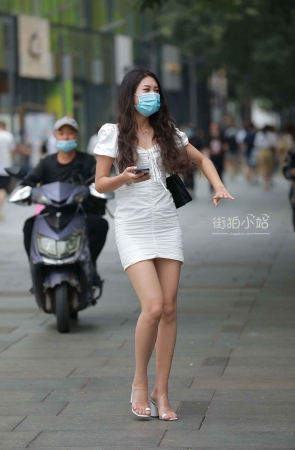 街拍白色群小姐姐 有点害羞呢？