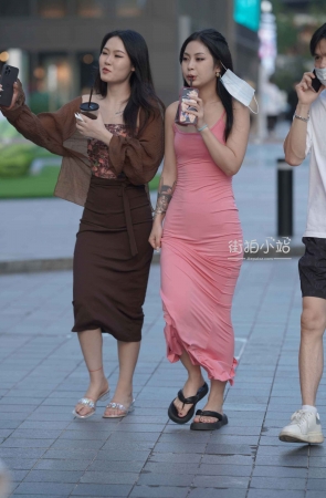 街拍粉色吊带裙美女闺蜜