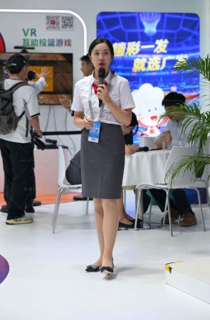 介绍产品的美眉