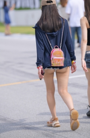 超短热裤鸭舌帽美女