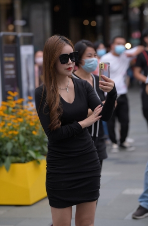 戴着墨镜酷酷的小姐姐