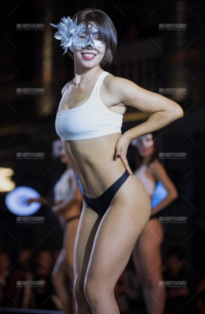 短发女孩