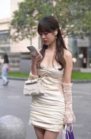 性感低胸美腿美女