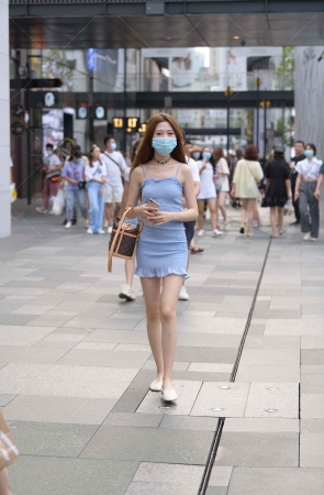 街拍蓝色吊带裙气质小美女