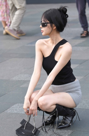 25526-2=50√热裤美腿长靴女友