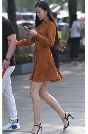 长发连衣裙美女(19P)[148M/JPG]