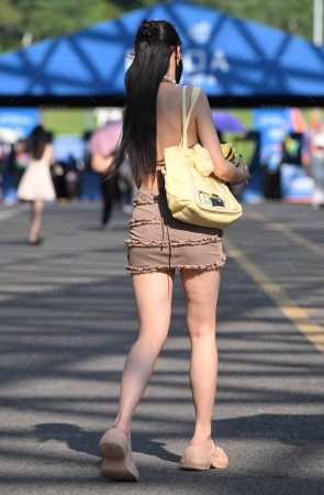 【摄神作品】25612-3=56√美背大白腿美女