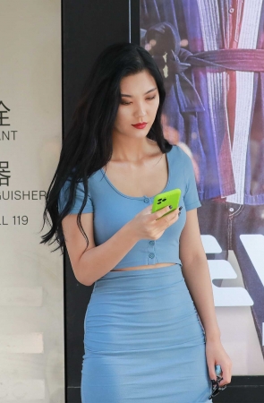 蓝色包臀裙美眉