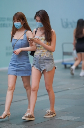 热裤美眉