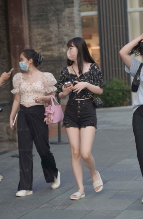 街拍黑色热裤小清新美眉
