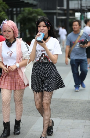 辉辉街拍作品 - 网袜可爱美眉