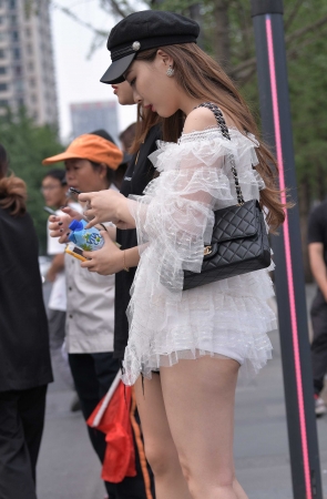 迷人的热裤大白腿小姐姐