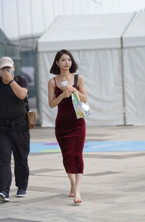 &吊带长裙美女&