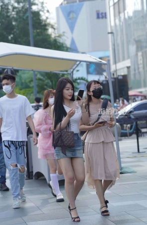 街拍牛仔短裙妹子