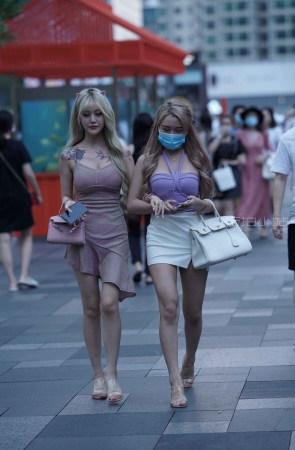 街拍吊带裙美眉