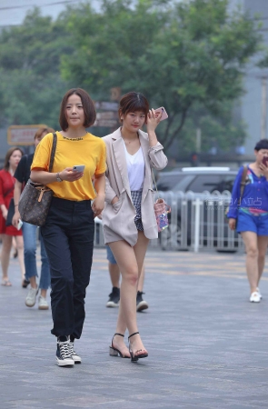 街拍美腿凉高小姐姐