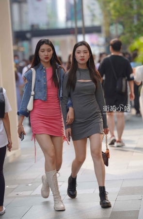 街拍粉色裙小姐姐