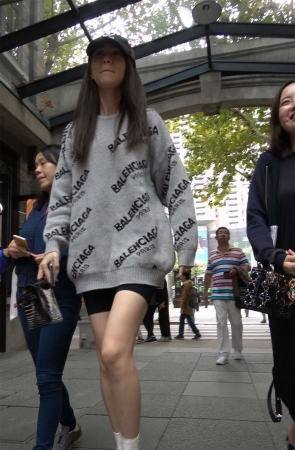 这美女身材得有两米高吧