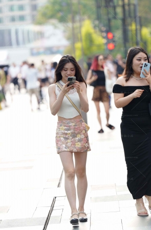 街拍白皙短裙靓丽小姐姐
