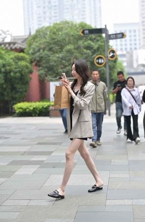 街拍骨感苗条小姐姐
