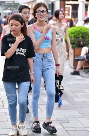 &九分浅色牛仔裤美女