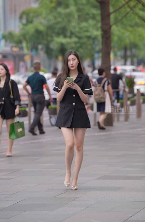 街拍美腿高跟披肩长发美女