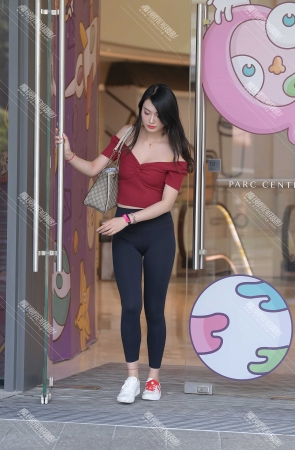 黑色瑜伽裤美女