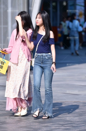 &搭讪牛仔裤活泼小美女