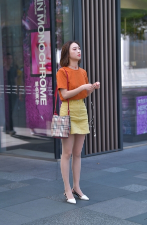 肉丝美腿，短裙小姐姐