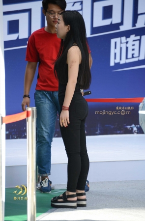 用手机玩球的黑裤妹----（14P）