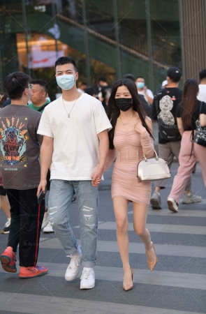 街拍超短裙性感高跟女朋友