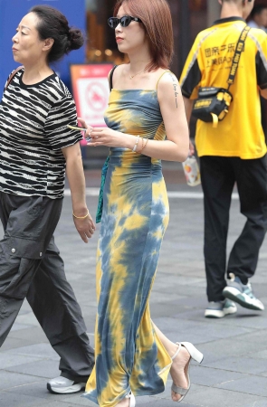 吊带裙街拍少妇