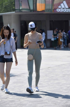好身材紧瑜伽女孩