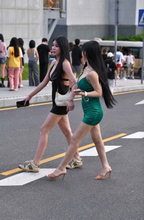 两位性感的吊带包臀裙美女