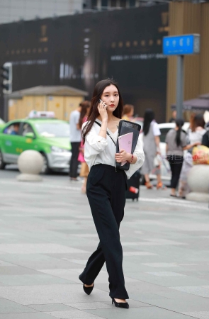 漂亮长裤美女