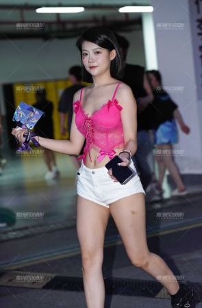 热裤美眉