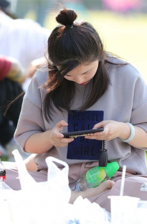 No846 草地三个女孩尽情秀足 第3套