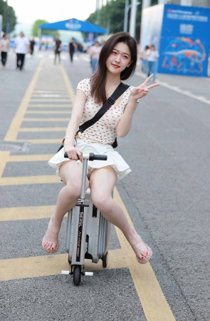 可爱开朗的网红-任绵绵【套图➕单反视频】 10P