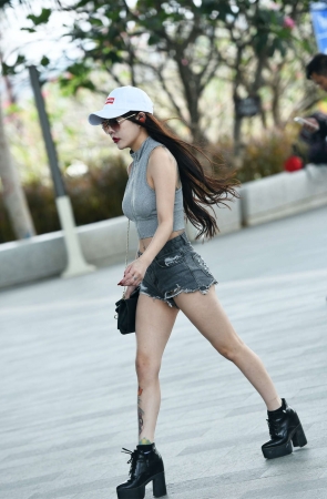 黑色热裤美腿纹身