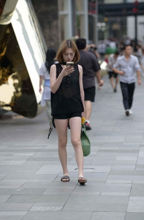 黑色热裤美眉