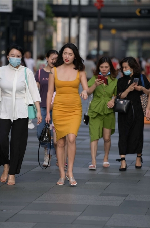 黄色针织吊带裙