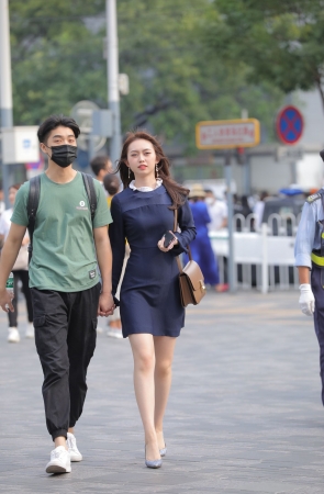 怡情的漂亮美腿女友