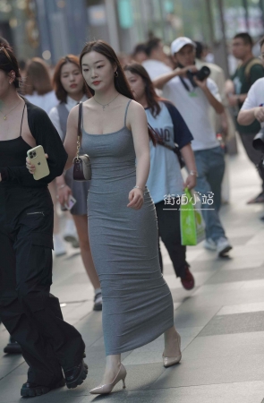 街拍灰色长裙高跟少f