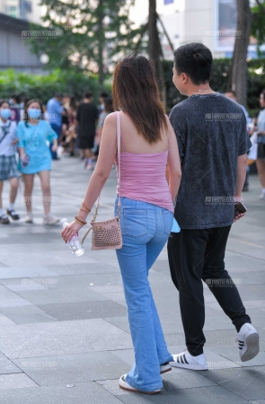 吊带裹胸美女