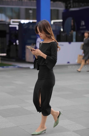 优雅的黑色开叉裙姑娘