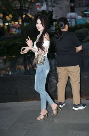 一字肩牛仔裤搭配