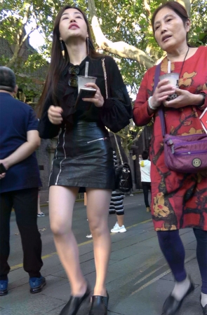 短裙街拍美女