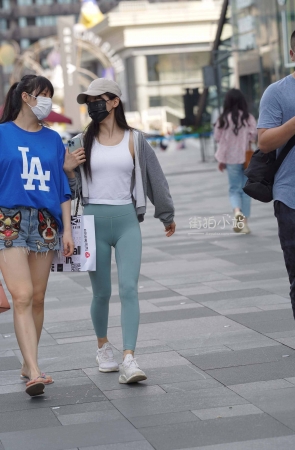 街拍带着鸭舌帽的紧身裤MM