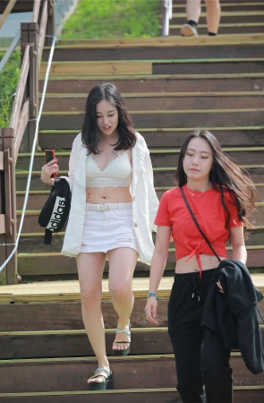 白色紧身包臀裙吊带美胸