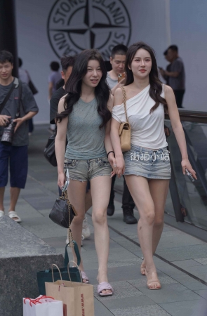 街拍美腿姐妹